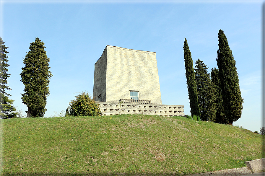 foto Sacrario del Montello